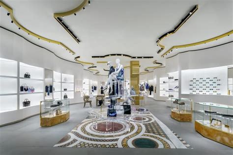 versace mclean boutique.